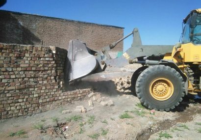 تخریب ساخت و سازهای غیرمجاز در عرصه تاریخی شهر کهن نیشابور