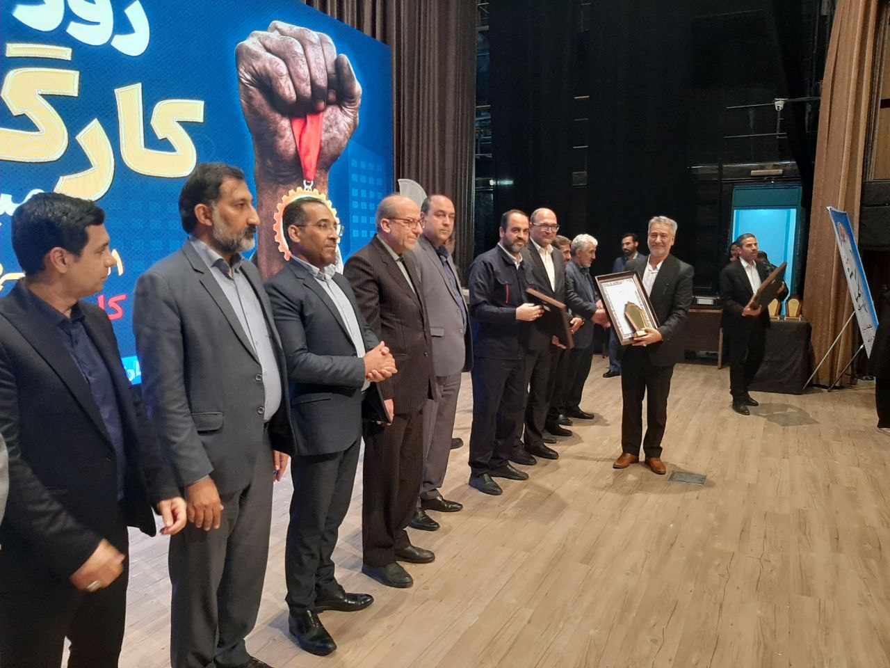 به بهانه روز جهانی کارگر رؤسا لوح تقدیر گرفتند